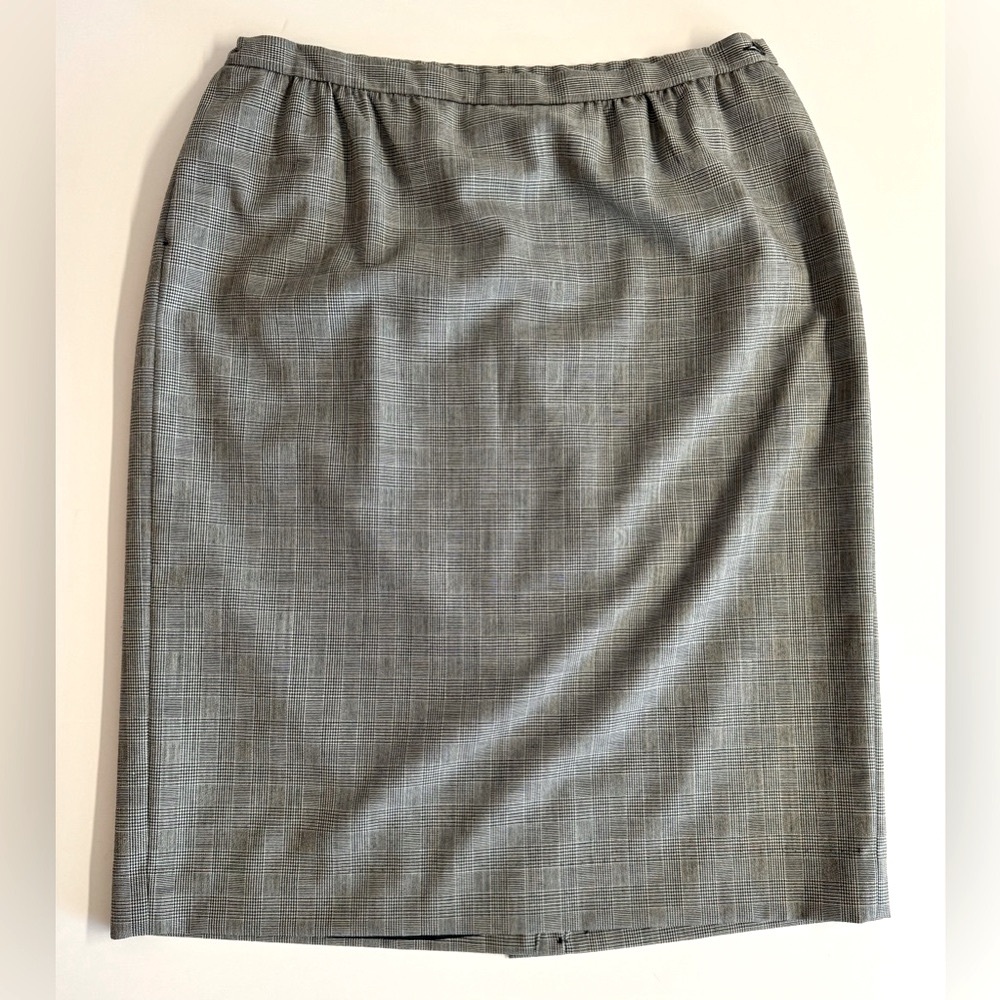 Vtg.18W Pendleton 100% Virgin wool midi skirt.In neutral black and white plaid.